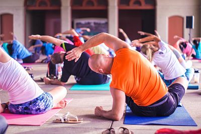 controlar el estrés con yoga